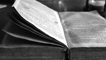 Media Name: 5-29-2015_bible_bookshelf.jpg