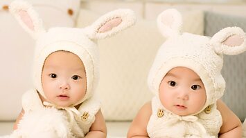 Media Name: baby-twins-brother-and-sister-one-hundred-days.jpg
